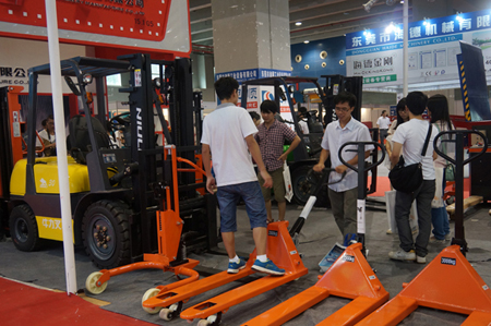 牛力展位現(xiàn)場(chǎng)_展品包括：內(nèi)燃叉車，全電動(dòng)搬運(yùn)車，全電動(dòng)升高車，手動(dòng)搬運(yùn)車，電子秤搬運(yùn)車，腳輪等。